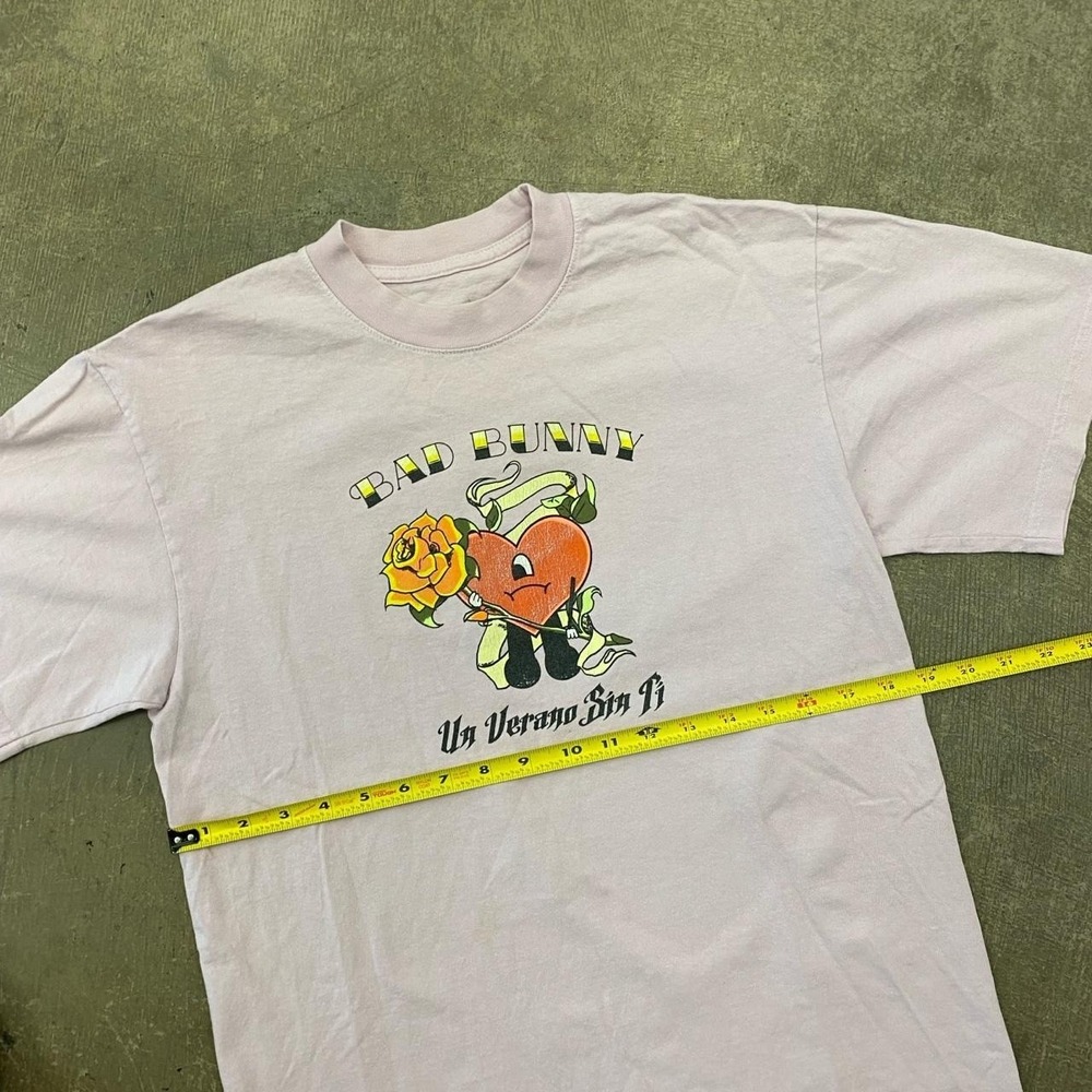 Bad Bunny Un Verano Sin Ti 2002 World's Hottest Tour Music T-Shirt Pink S - Picture 6 of 7